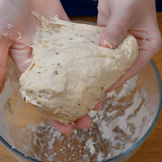 Lepi vam se testo? Nemojte da dodajete još brašna - ova caka je MNOGO BOLJA! (VIDEO)