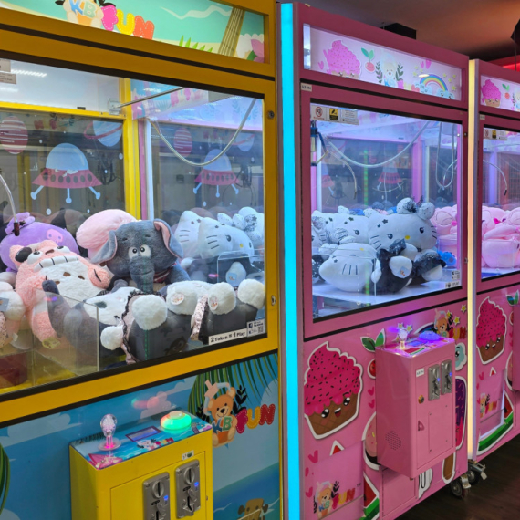 Dečko otkrio caku kako da POBEDITE AUTOMAT ZA HVATANJE IGRAČAKA! Trik je u POZICIJI "KANDŽE" (VIDEO)