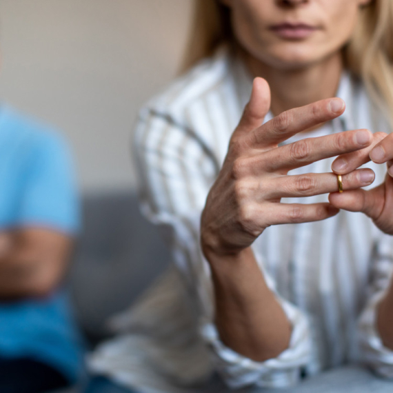 Da li znate šta je "SIVI RAZVOD"? Psihoterapeutkinja otkriva zašto partneri stavljaju tačku na BRAK!