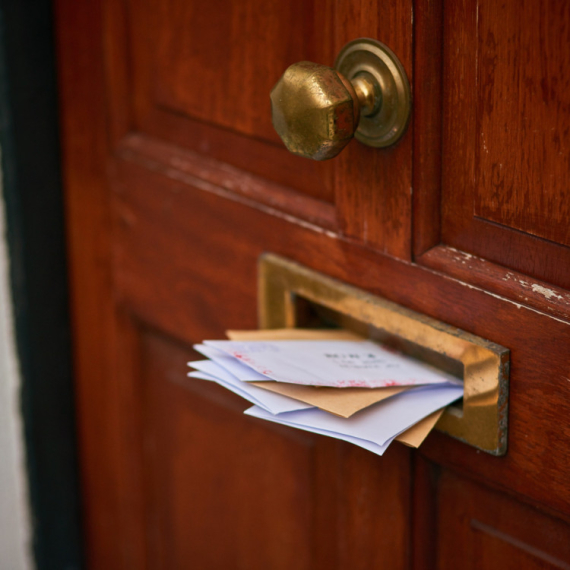 Muškarac dobio NEOBIČNU PORUKU od komšinice koju nikada nije upoznao, a njegov potez je sve oduševio!