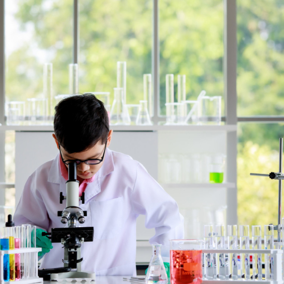 DEČAK SUPERGENIJE ima veći IQ od Ajnštajna? Zadivio svet znanjem iz hemije, UPISAO FAKULTET SA 11 GODINA, pa doneo odluku koja je SVE ZAPREPASTILA