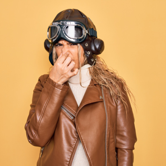 Žena pokazala šta je par JEO TOKOM 16-ČASOVNOG LETA i svi su se ZGROZILI: Zbog SMRADA prekrila nos, negodovali i ostali putnici (VIDEO)