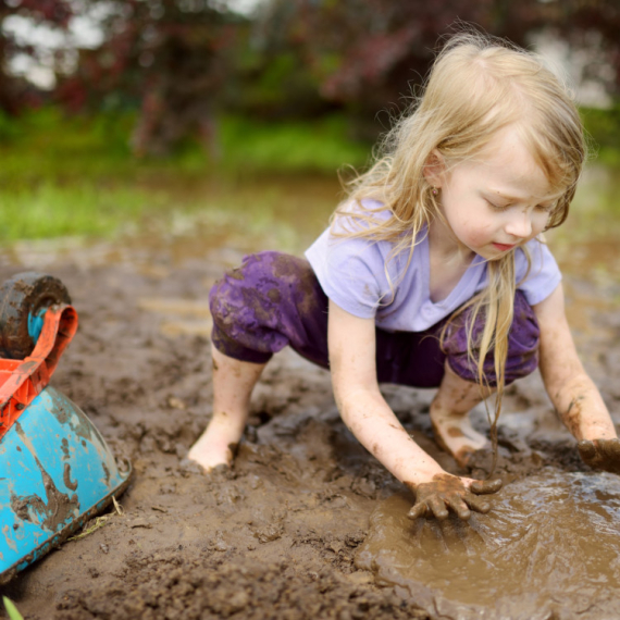 Deca u finskom vrtiću se 28 dana IGRALA U BLATU i poboljšala IMUNITET?! Evo o čemu se radi...