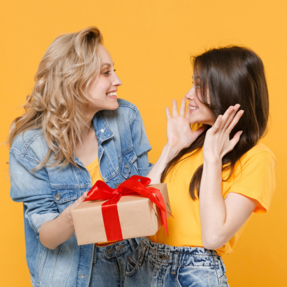 NAKIT, PIDŽAMA, ROLERI, MASAŽER... Kakav poklon odgovara vašem horoskopskom znaku?