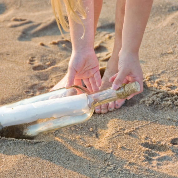 Devojčica pronašla tajanstvenu poruku u boci i saznala ko je napisao pre više od pola decenije