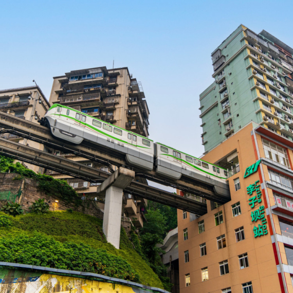Grad u kom VOZ PROLAZI KROZ ZGRADU: Evo šta stanarima predstavlja najveći PROBLEM - nema veze sa železnicom! (FOTO)