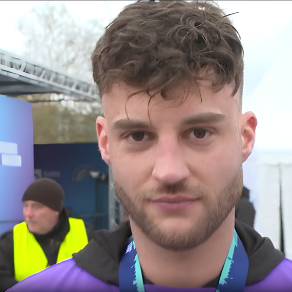 Umesto bine - trasa polumaratona, a umesto mikrofona - startni broj: Pevač osvojio MEDALJU na Beogradskom POLUMARATONU!