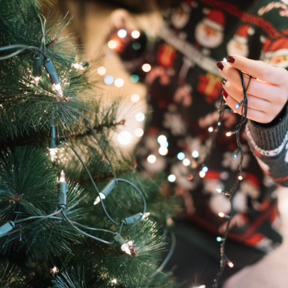 Okitićete jelku očas posla! Da li ste znali za OVAJ TRIK stavljanja lampica? (VIDEO)