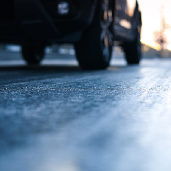 Vozači, budite na oprezu! Očekuje nas hladno vreme sa kišom, ali i POLEDICOM; Evo gde se očekuju i veće SNEŽNE PADAVINE