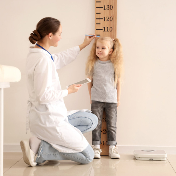 NAJBOLJI POKAZATELJ DOBROG ZDRAVLJA! Doktorka ističe ZAŠTO je veoma važno meriti VISINU DETETA!