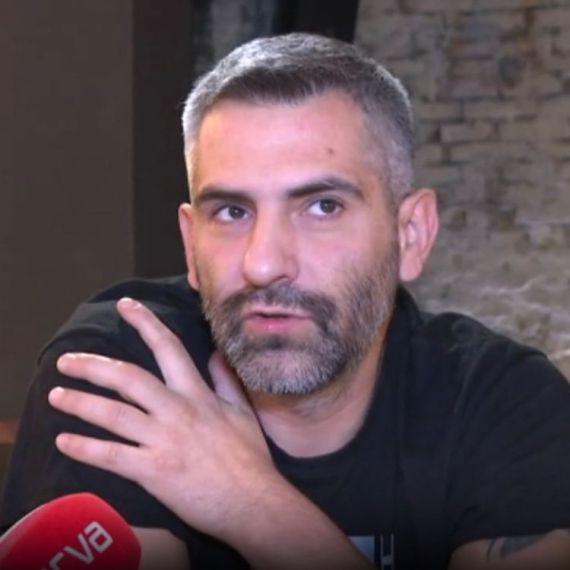 ONA je supruga stand up komičara Neše Bridžisa! Suzana priznala zašto je IZAŠLA S NJEGOVOG NASTUPA: „Ajde, to sve o bivšima pričaš...“ (VIDEO)