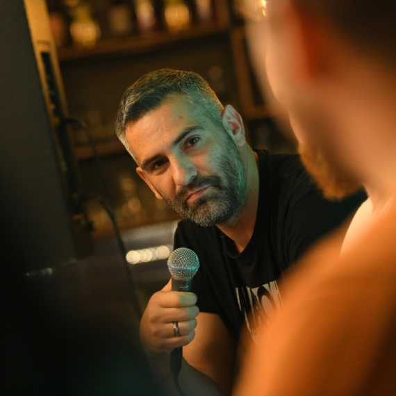 Komičar otkrio šta ne voli: Ajde zabavi mene i moju devojku koja ima usta kao RASPUKLA VIRŠLA i sva je PVC stolarija