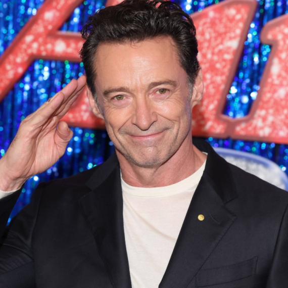 Hju Džekmen predstavio svoju novu devojku i mreže su eksplodirale (FOTO)