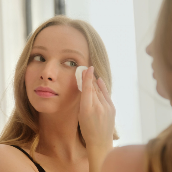 Imate SPUŠTENE KAPKE? Primenite ovaj trik sa TUPFERIMA i našminkajte se kao profesionalac (VIDEO)