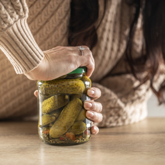 Je li moguće da je TOLIKO LAKO? Znate ono kad ne možete da otvorite POKLOPAC OD TEGLE? E pa OVAJ TRIK rešava problem! (VIDEO)