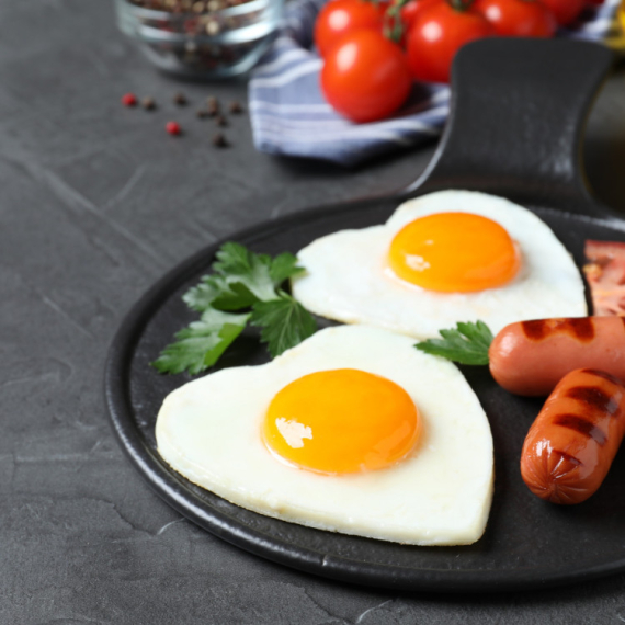 Ukućani će biti oduševljeni! Evo kako da od običnih napravite PRAZNIČNA JAJA - mali trik koji čini VELIKU RAZLIKU! (VIDEO)