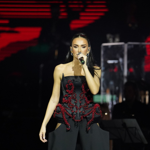 Nećete verovati čime se Emina Jahović bavila pre nego što je postala poznata: Bila je ZAPOSLENA kod OVE PEVAČICE!