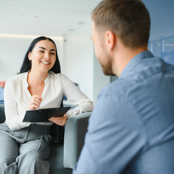 Pod IZMIŠLJENIM IMENOM prijavio se na 100 OGLASA ZA POSAO, a pravi ŠOK usledio je kada je dobio ODGOVORE! (VIDEO)