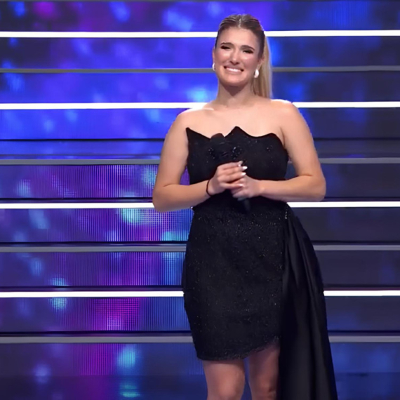 Dobro protrljajte oči: Ova lepotica je FUDBALSKI TRENER, a sada je nastupom u "Zvezdama Granda" "RAZNELA" žiri