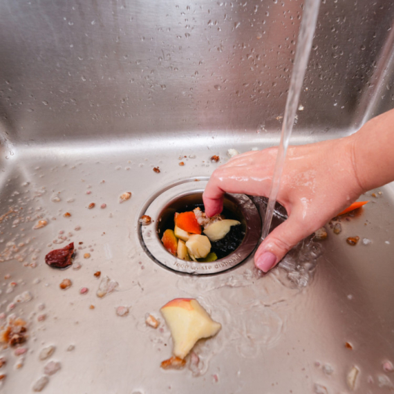 Ovih 12 stvari NIKADA ne bi trebalo da BACATE U SUDOPERU, čak iako imate DROBILICU