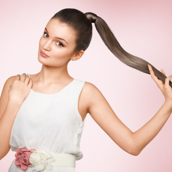 NAJLAKŠA CAKA IKADA! Evo kako da SAKRIJETE gumicu za kosu na repu i to BEZ KORIŠĆENJA ŠNALA! (VIDEO)