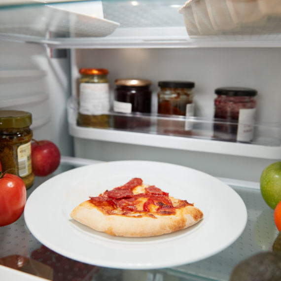 VRATIĆETE JOJ PRVOBITNU SOČNOST! Evo kako da zagrejete ostatke pice, bez mikrotalasne! (VIDEO)