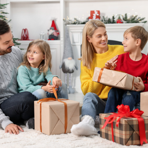 Roditelji koji kupuju PREVIŠE POKLONA svojoj deci često kasnije uočavaju OVA 3 PROBLEMA