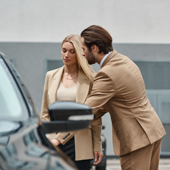 MINI BONTON ZA PRAVE KAVALJERE: Evo KAKO pravilno OTVARATI VRATA ženama i još neke (važne) sitnice (VIDEO)