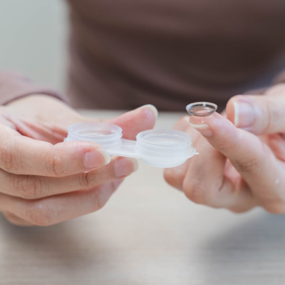 Nije samo diranje prljavim prstima... Ovih 5 grešaka prave mnogi koji koriste kontaktna SOČIVA