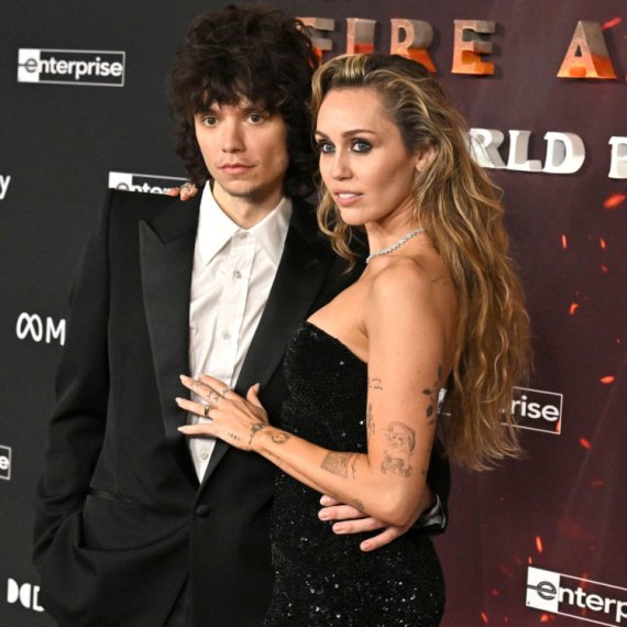 Dok verenički prsten "šljašti" na njenoj ruci, ona se kaže: Kupio ga je za Crni petak (VIDEO)