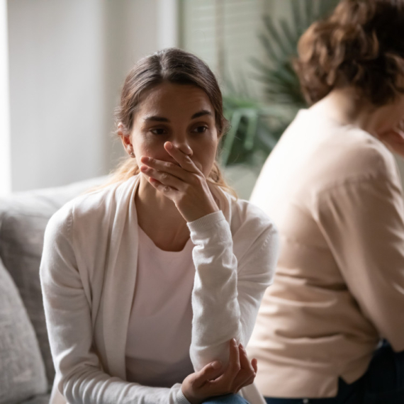 10 načina na koje ODRASLA DECA mogu da POVREDE SVOJE RODITELJE