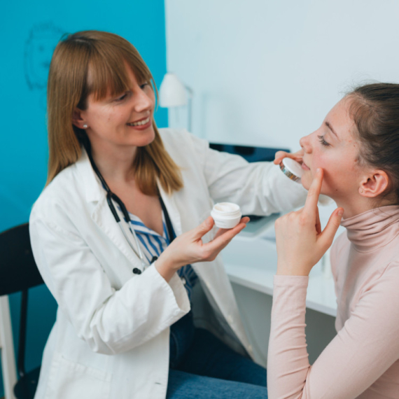 Prolazne tinejdžerske bubuljice ili OZBILJNIJI PROBLEM? Stručnjakinja otkriva KAKO da prepoznate da li je vreme da potražite pomoć