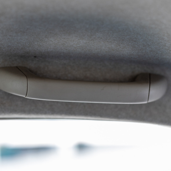 Ručke u autu ne služe samo za držanje TOKOM VOŽNJE: Imaju još jednu KORISNU NAMENU za koju malo ko zna