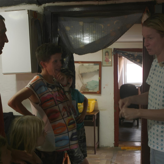 Radna akcija sa Tamarom - Sreda, 10. decembar - Osmočlana porodica, koja uskoro dobija još dve prinove, sa novim domom dobija i novi život