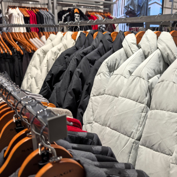 Kupio je jaknu u prodavnici POLOVNE ROBE i doživeo IZNENAĐENJE ŽIVOTA! Ovako nešto nije mogao ni da sanja (FOTO)