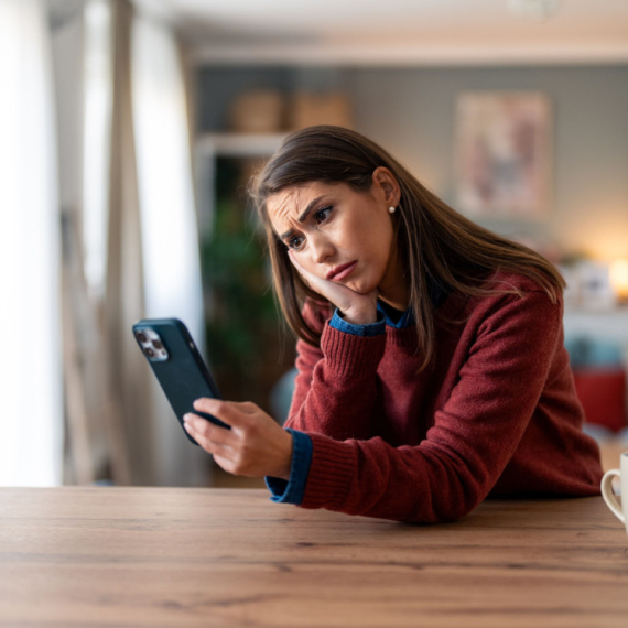 Ako vam muškarac pošalje neku od ovih ŠEST PORUKA, definitivno je izgubio interesovanje