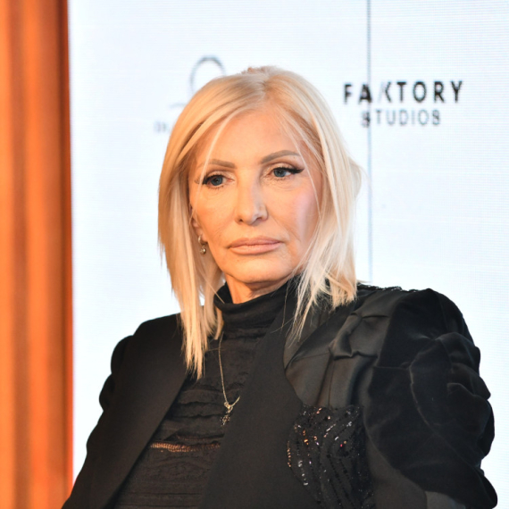 Cakana progovorila o ESTETSKIM ZAHVATIMA: Evo šta je pevačica radila na sebi!