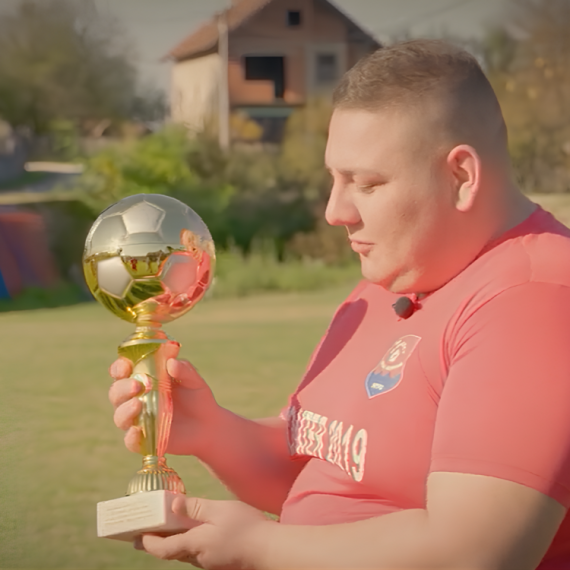 "Fudbaler BEZ KONDICIJE" svom timu URUČIO PEHAR: "Zato što ste uvek tu za mene na terenu, a i u pekari"