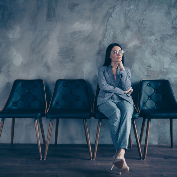 Ljudi se razvode i raskidaju veze zbog "teorije stolice": Kažu da kad je jednom čujete, ništa više nije isto, partnera gledate drugim očima