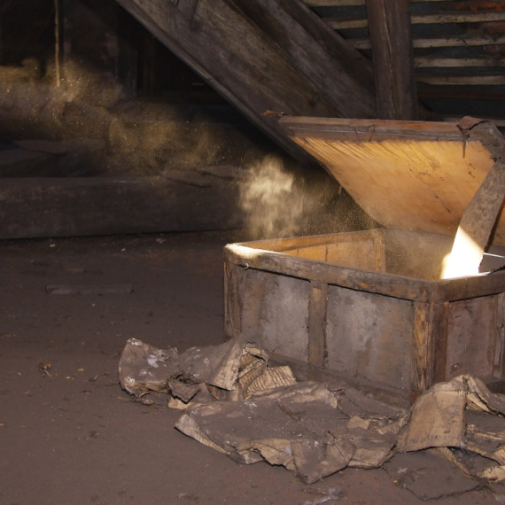 Par kupio kuću iz snova, a pravi ŠOK usledio je kada su pronašli KUTIJU NA TAVANU! (VIDEO)