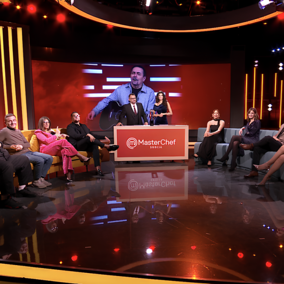Pojavio se nenadano, zasvirao gitaru i ostavio takmičare u NEVERICI! Keba zapevao obrade pesama u MasterChef fazonu!