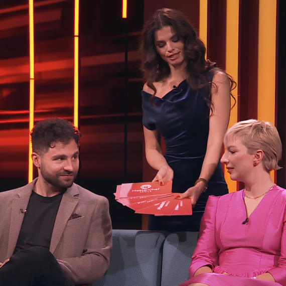 Ako niste do sad čuli Sanju kako PEVA, evo prilike - pravi je KOLAČIĆ