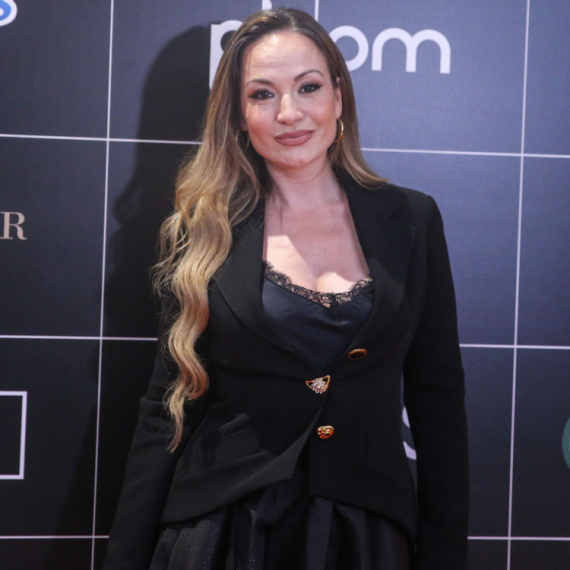 "TO BI BIO SKANDAL" Jelena Tomašević podelila svoj PEH sa koncerta - za malo da PADNE, a i da "ostane bez haljine"