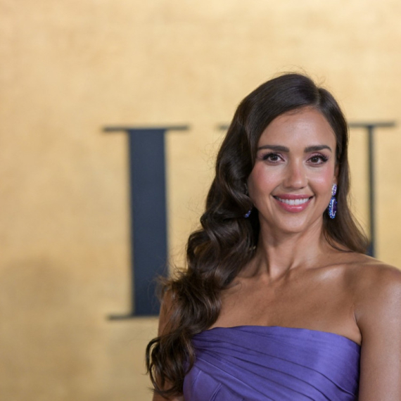 Džesika Alba pravi VIRALNU RETINOL SALATU! Toliko je HRSKAVA (VIDEO)