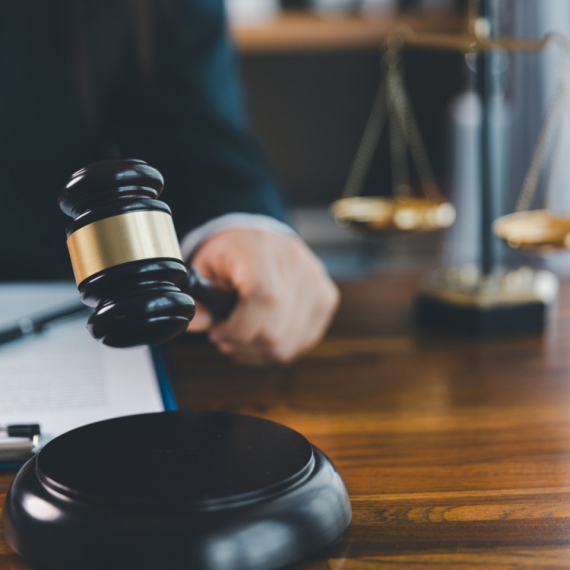 Zbog KOMENTARA koji joj je uputila ŠEFICA, devojka dobila SPOR NA SUDU!