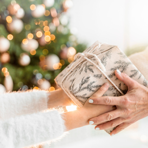 Ova baka je odlučila da NE DAJE poklone svojim unicima, ni za praznike, ni za rođendane, a mnogi je u tome PODRŽAVAJU! Evo i ZAŠTO!