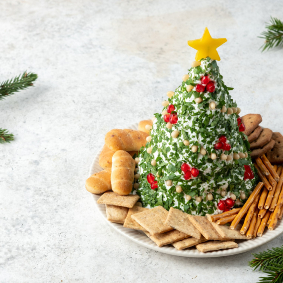 Oduševićete sve goste! Evo kako da napravite sirni namaz u obliku NOVOGODIŠNJE JELKE! (VIDEO)
