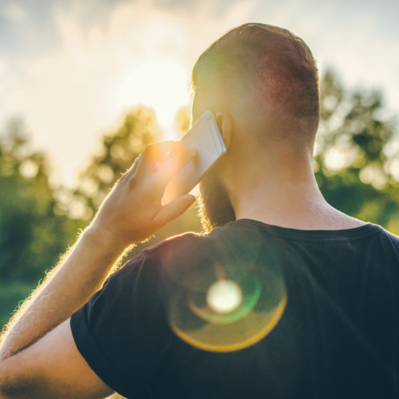 Znao je da mu je devojka na manikiru, pa je pozvao SALON - njegovom potezu se MUŠKARCI DIVE, a žene priželjkuju takvu LJUBAV (VIDEO)