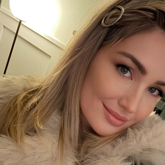 Influenserka ZARAĐUJE neverovatnu sumu prodajom SAŽVAKANE HRANE starijim muškarcima koji nemaju zube! (VIDEO)