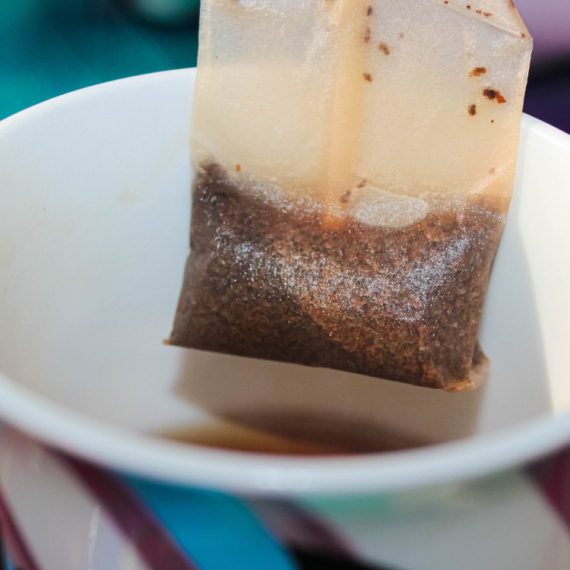 Genijalan TRIK iskusne sobarice STVARNO DELUJE: Ubacite kesicu čaja u WC ŠOLJU i dobićete rezultat kojem se niste nadali